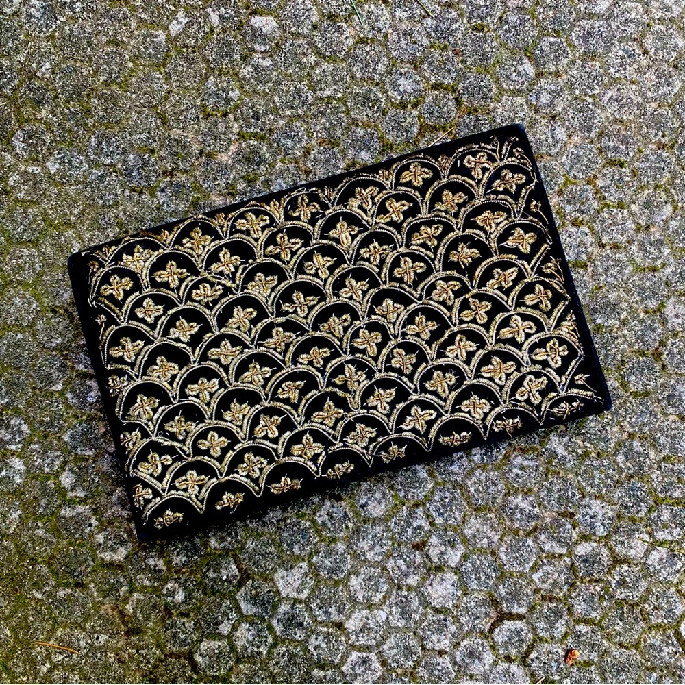👛pretty vintage black velvet with gold embroidery clutch purse.